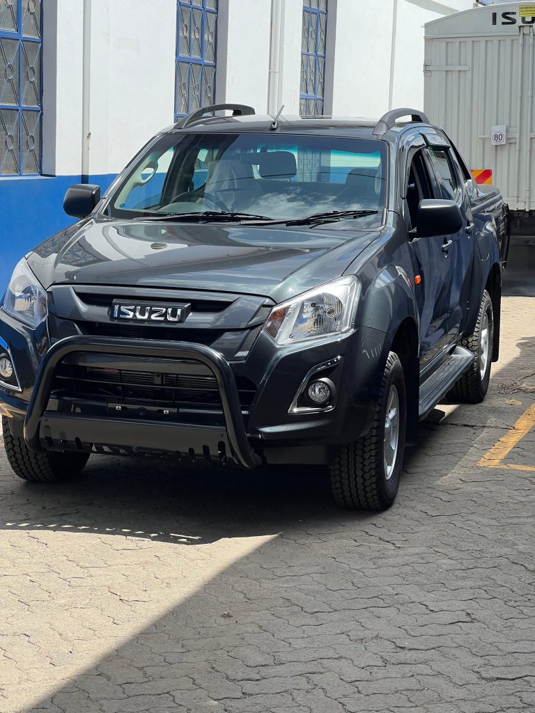 Isuzu TFS 86 Dcab Deluxe Accessorized Manual